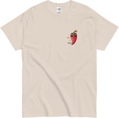 T-shirt met Chili Peper Print – Spicy Not Sweet Quote – Humoristisch voor Mannen en Vrouwen – Beige - S