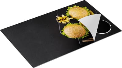 Chefcare Inductie Beschermer Hamburgers met Patat op een Zwarte Marmeren Plaat - 85x52 cm - Afdekplaat Inductie - Kookplaat Beschermer - Inductie Mat