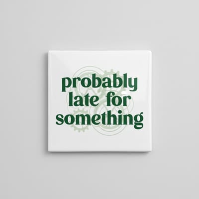 Grappige Quote Keramische Tegel “Probably Late for Something” – Minimalistische Groene Typografie Wanddecoratie – Decoratieve Tegel 15 × 15 cm