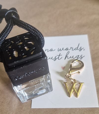 Autoparfum LUXOR by LETTER - W - Pockethug - 8 ml - Auto parfum | Car perfume | Autogeur | Autogeurtje | Parfum auto | Auto luchtje | Autoparfum houder | Autogeurtje | Autogeur | Car Perfume | Luchtverfrisser | Moederdag | Vaderdag | Vaderdag cadeau