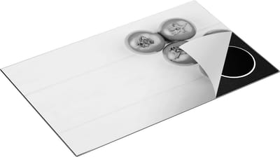 Chefcare Inductie Beschermer Tomaten op Witte Houten Planken - Zwart Wit - 85x52 cm - Afdekplaat Inductie - Kookplaat Beschermer - Inductie Mat