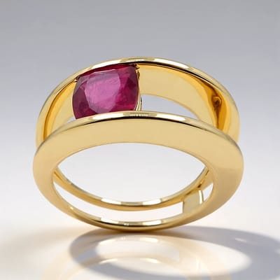 Cavill - Gouden Ring - 375 Geelgoud - Madagaskar Robijn 2,025 ct - Antieke Cushion Cut - Dubbele Band - Luxe Damesring - Uniek Design