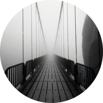 Indoorart - Muurcirkel Hangbrug in de mist Forex 30 cm - Wanddecoratie - Afbeelding op Forex - Inclusief ophangplaat
