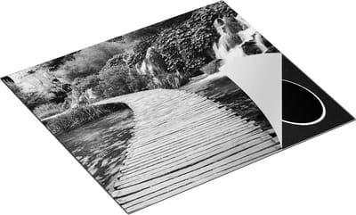 Chefcare Inductie Beschermer Houten Pad op het Water bij de Watervallen - Zwart Wit - 60x50 cm - Afdekplaat Inductie - Kookplaat Beschermer - Inductie Mat