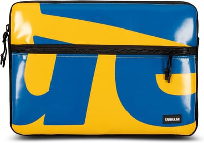 MacBook Pro 14 inch hoes met voorvak (van gerecycled materiaal) - Geel/blauwe laptop sleeve of case voor MacBook Pro 14 inch M4/M5 (2025/2026) - Duurzame keuze