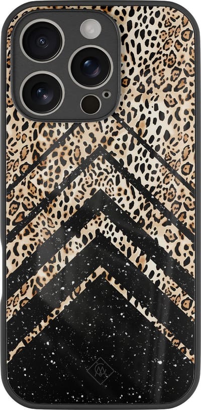 Casimoda® hoesje - Geschikt voor iPhone 16 Pro - Chevron Luipaard - Luxe Hard Case Zwart - Backcover telefoonhoesje - Zwart