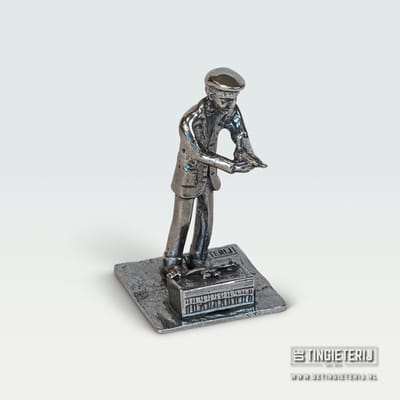 Tinnen Duivenmelker Beeldje met gedetailleerde Duivenmand – Ambachtelijk Miniatuur – Nostalgisch Cadeau voor Duivenliefhebbers en Vogelhobbyisten