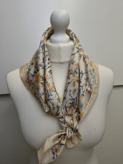 Vierkante dames sjaal Sya-gebloemd motief-beige oranje groen abrikoos geel-70x70-neksjaal-halssjaal