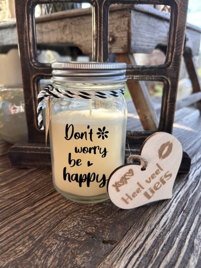 Creaties van Hier - Black & White scented candles Don't worry be happy met houten hartje – 13,5 cm – vanille