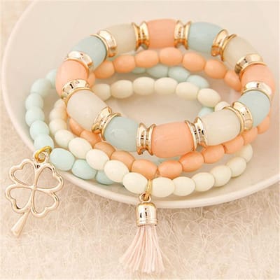 Koreaanse stijl modieuze metalen armband met sierlijke klavertje vier en kwastje, veelzijdig en elegant. veelkleurig