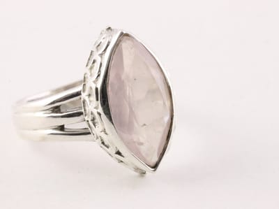 Bewerkte zilveren ring met rozenkwarts - maat 17