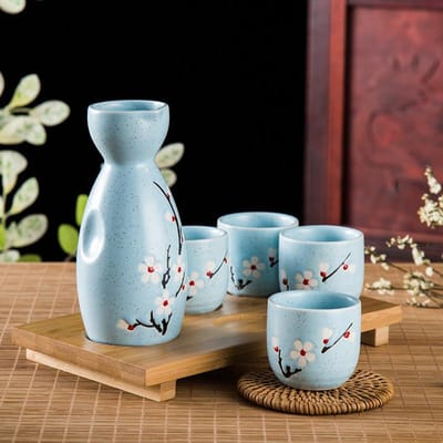 Verres à vin en pot à saké japonais Ustensiles à saké peints à la main de style japonais Ensemble de quatre tasses Vaisselle et tasses à vin en céramique white