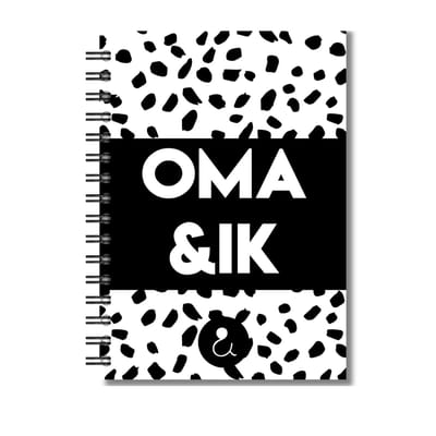 Studio Ins & Outs – Invulboek Oma & ik – Herinneringen Boek voor Oma en Haar Kleinkind – Cadeau voor Oma – Dots Zwart