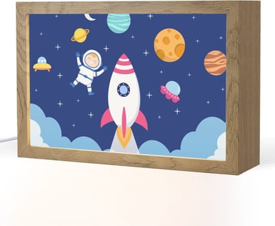 Nachtlampje 30x20 cm - Kinder lampje - Raket - Ruimte - Astronaut - Blauw - Jongens - Tafellamp kinderkamer - Slaapkamer lamp - Bedlamp kinderen - Kinderlampje stopcontact - Wandlamp babykamer - Nachtlampjes