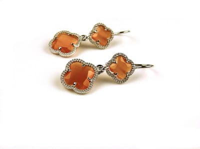 model Double Fiori klein oorringen in zilver oranje klavers
