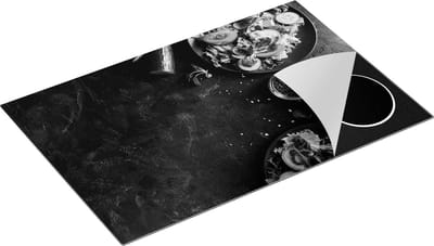 Chefcare Inductie Beschermer Gezonde Salades op een Marmeren Plaat - Zwart Wit - 80x50 cm - Afdekplaat Inductie - Kookplaat Beschermer - Inductie Mat