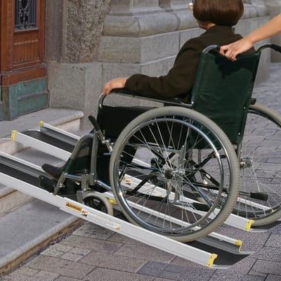 2X Telescopische Rolstoelrampe 76-122cm Aanpasbare Telescopische Rampe Antislip en Draagbaar Telescopische Rampe Tot 300 Kg Voor Handmatige Rolstoelen Aluminium Rampe Voor Trappen En Drempels