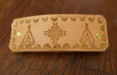 Leren haarclip tipi met design teken - handgemaakte haarclip met indianen tenten - lederen haarspeld beige - leren haarspeld indiaanse stijl - beige haarclip - sierlijke dames haarclip van 100% leer - natuurlijke leer haarclips - leuk haarclip