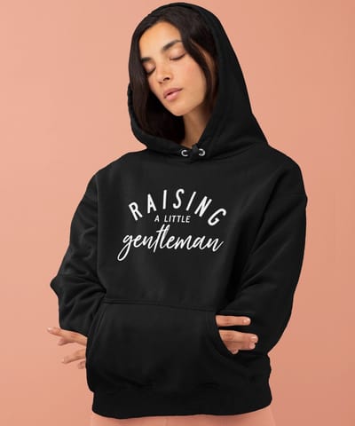 Moederdag Hoodie Raising A Little Gentleman - Kleur Zwart | Maat XS | Moederdag Cadeautje Voor Mama's