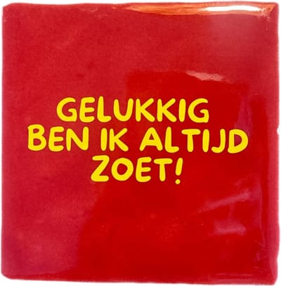 Hippe tegeltje met tekst: Gelukkig ben ik altijd zoet! | Rood | Geel | Sinterklaas cadeau | Hippe Spreuktegel | Decoratie Sinterklaas | Sint en Piet | 5 december | Huisdecoratie Sint