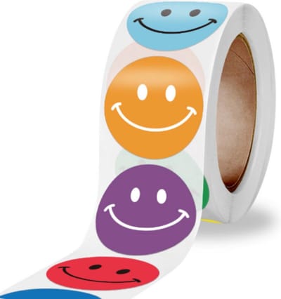 New Age Devi - 2 Rollen - 500 belonings- en motivatiestickers op rol voor kinderen - smileys en onderwijsstickers inbegrepen