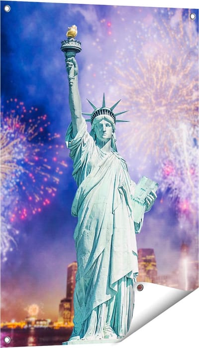 Gards Tuinposter Vrijheidsbeeld in New York met Vuurwerk - 60x90 cm - Tuindoek - Tuindecoratie - Wanddecoratie buiten - Tuinschilderij