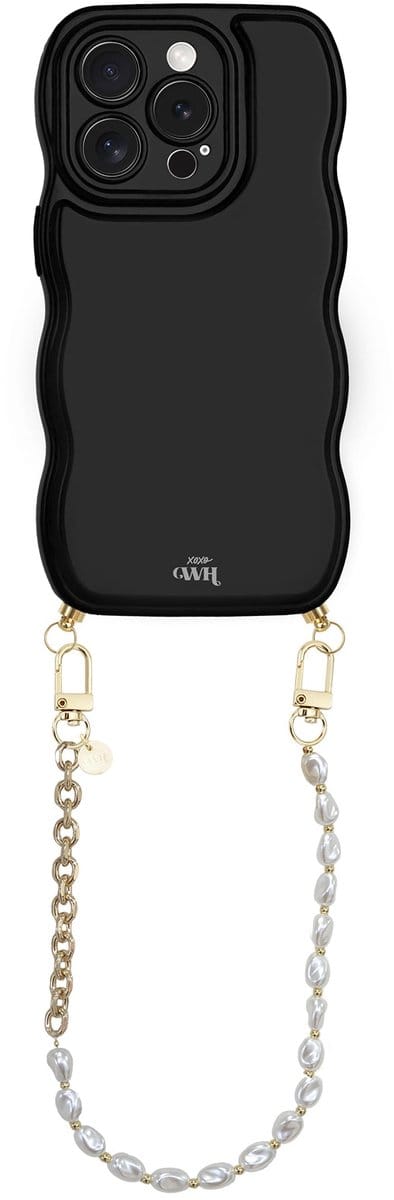 xoxo Wildhearts Glossy Wavy Cord Case Zwart - Geschikt voor iPhone 13 Pro - Over The Moon - Kort koord - Glimmend telefoonhoesje met golven - Hoesje met koord - Parelketting / Gouden schakelketting - Kort telefoonkoord - Zwart hoesje