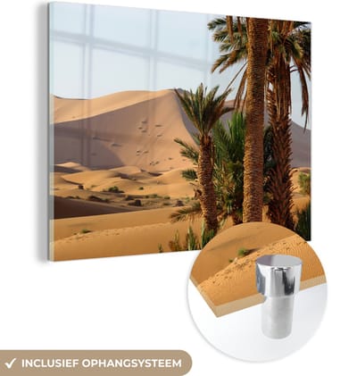 ® Glasschilderij 160x120 cm - Schilderij acrylglas - Marokkaanse palmbomen en duinen in Merzouga bij Erg Chebbi - Foto op glas - Muurdecoratie woonkamer - Wanddecoratie slaapkamer - Schilderijen