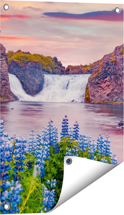 Gards Tuinposter Waterval met Blauwe Lupine Bloemen - 40x60 cm - Tuindoek - Tuindecoratie - Wanddecoratie buiten - Tuinschilderij