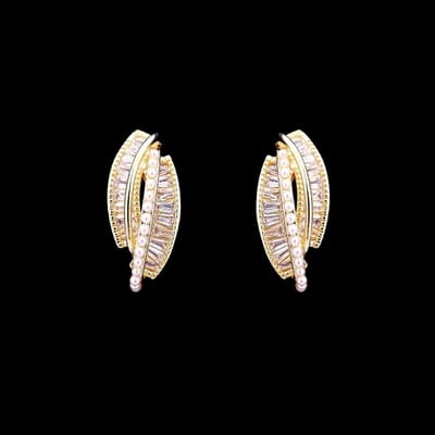 Victoria Valenza Goudkleurige Oorbellen met Parels en Zirkonia Stenen - Oorknoppen - Goudkleurig - Parel oorbellen - Zirkonia