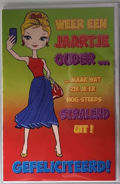 Weer een jaartje ouder… Maar wat zie je er nog steeds stralend uit! Tijd om een selfie te maken! Van harte gefeliciteerd! Een dubbele wenskaart inclusief envelop en in folie verpakt.