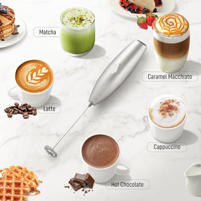Famanu Melkopschuimer voor Koffie met Titanium Motor - Handheld Opschuimer Elektrische Klopper, Melkopschuimer, Mini Mixer & Koffie Blender Opschuimer voor Frappe, Latte, Matcha - Zilver