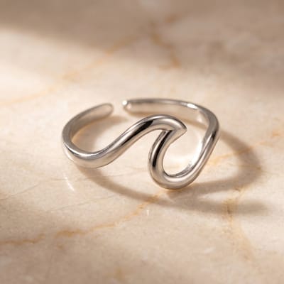 Lundholm Ringen Dames Zilver kleurig Minimalistisch Zilveren Ring Dames - Ringen Dames - Vrouwen Ring– Premium Stainless Steel – Verstelbare Ring One Size – Milea Serie Waves Golvende Ring - Cadeau voor Haar Cadeautje Vrouw