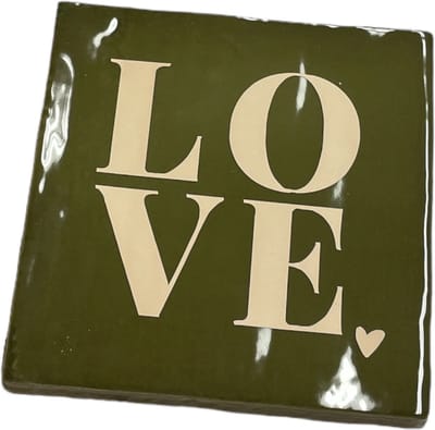 Hippe tegeltje met tekst: Love | Olijfgroen met beige | Gepersonaliseerde cadeau | Hippe Spreuktegel | Nieuwe woning cadeau | Housewarming cadeau