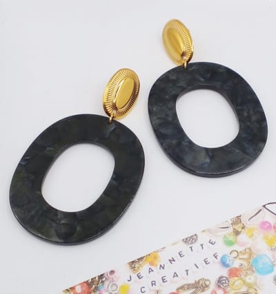 Jeannette-Creatief® - Resin - Ovaal Zwart en Goud - Zwarte Ovale Oorhangers - Resin Oorbellen - Zwarte Oorbellen - Gouden RVS Oorknoppen - Oorbellen - Dames Oorbellen - Oorbellen Dames