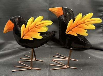 Metalen deco vogels - set van 2 stuks - meerkleurig - hoogte 16 x 13 x 2 cm - Woonaccessoires - Woondecoratie - Decoratieve vogels