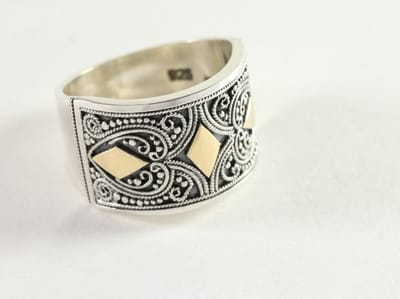 Traditionele bewerkte zilveren ring met 18k gouden decoraties - maat 19