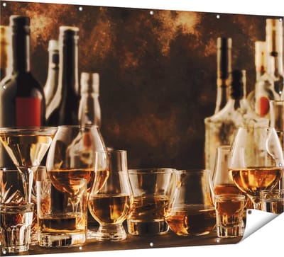 Gards Tuinposter Glazen met Sterke Drank - Flessen - 160x120 cm - Tuindoek - Tuindecoratie - Wanddecoratie buiten - Tuinschilderij