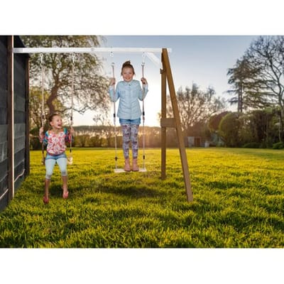 AXI Dubbele Houten Aanbouwschommel in Bruin/Wit - FSC hout - Schommel met muurbevestiging, 2 Schommelzitjes en 2 grondankers - Schommelset voor kinderen - 10 jaar Garantie!