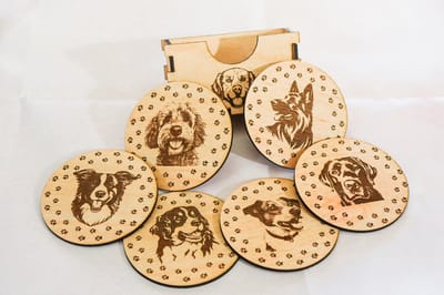 Set houten onderzetters met afbeeldingen van honden in een leuk houten doosje