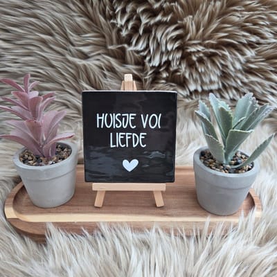 Robuust Wenstegeltje – Huisje vol Liefde – Hip trendy tegeltje – Tegeltje met Spreuk – Keramiek – 10x10 cm – Wanddecoratie – Cadeau voor Nieuwe Woning, Housewarming of Gezinscadeau – Sfeervol en Persoonlijk - Vriend(in) – Trendy nu – Origineel cadeau