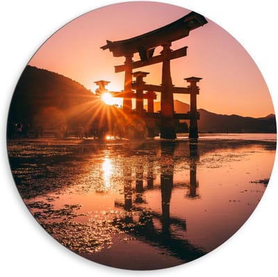 Dibond Wandcirkel - Chinese Poort Bij Water met Zonsondergang - 80x80cm Foto op Aluminium Wandcirkel (met ophangsysteem)