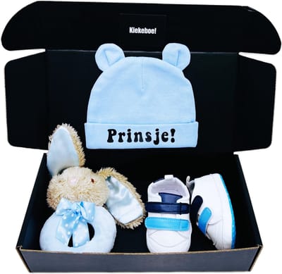 Kraamcadeau jongen - koetsiekoetsie - sneakers, rammelaar en mutsje prins - kan ook rechtstreeks als cadeau worden verstuurd