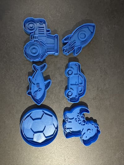 Jongens koekvormpjes met stempel / Set 6 stuks / Cookie cutters / Uitsteekvormen / Bakken / Voor koekjes & fondant - Traktatie maken - Trakteren
