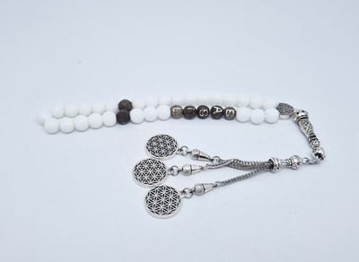 Handgemaakte naam tasbih 33 Kralen Natuursteen “Witte agaat” - met metaal tassel- Met je naam of de naam van uw geliefde- 8 mm diameter van de korrel