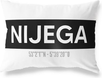 Tuinkussen NIJEGA - FRIESLAND met coördinaten - Buitenkussen - Bootkussen - Weerbestendig - Jouw Plaats - Studio216 - Modern - Zwart-Wit - 50x30cm