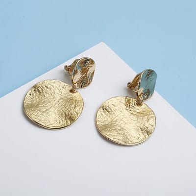 Vintage metalen getextureerde ronde schijf clip-on oorbellen zonder piercing geometrische statement grote oorbellen zonder gaatjes oorclips beige