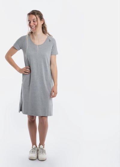 Knit Factory Lily Jurk - Dames midi-jurk met ronde hals - Rechte jurk - Korte mouwen - Jurk voor het voorjaar en de zomer - Licht Grijs - S