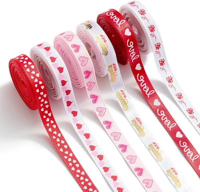 Cadeaulint set in satijn met hartjes en rode kleur, perfect voor Valentijnsdag en bruiloften
