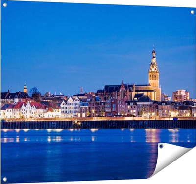 Gards Tuinposter Nijmegen Skyline met de Waal Rivier - 100x80 cm - Tuindoek - Tuindecoratie - Wanddecoratie buiten - Tuinschilderij